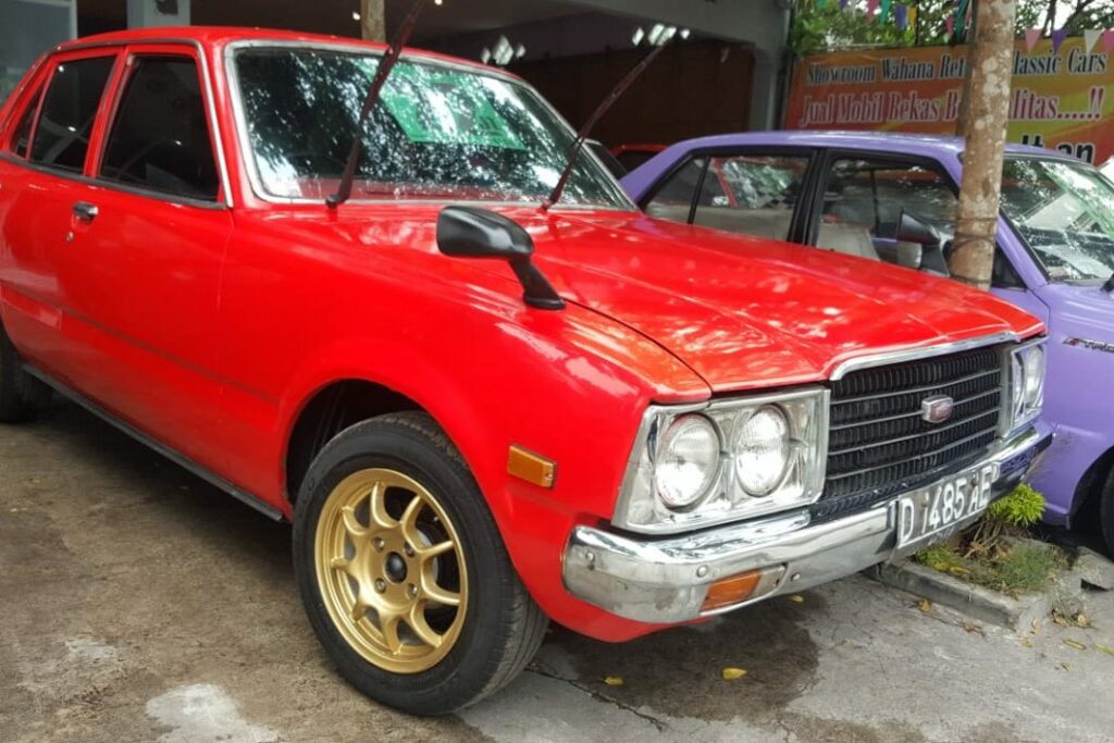 Modifikasi mobil sedan Toyota Corona 1978 merah